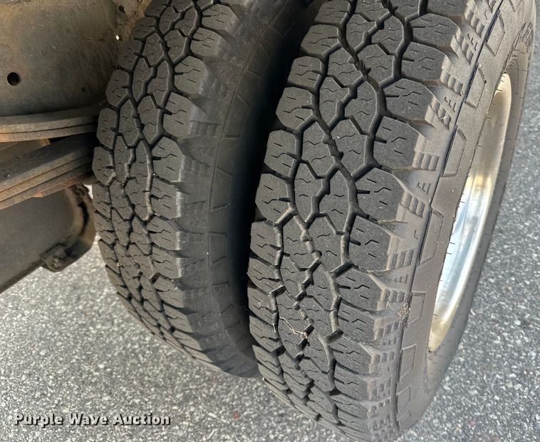 image for item LR9363 2004 Isuzu  NPR box truck