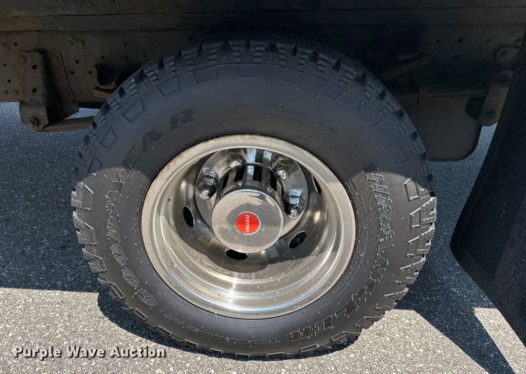 image for item LR9363 2004 Isuzu  NPR box truck