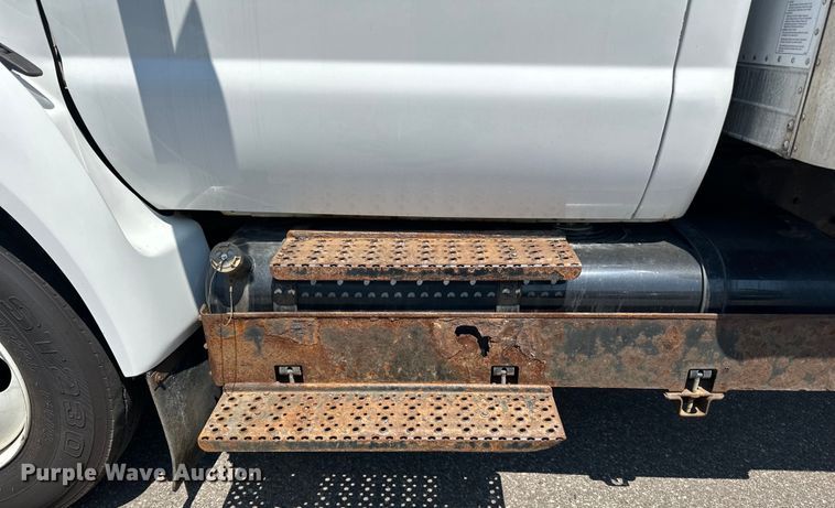 image for item LR9364 2015 Ford  F650 Super Duty box truck