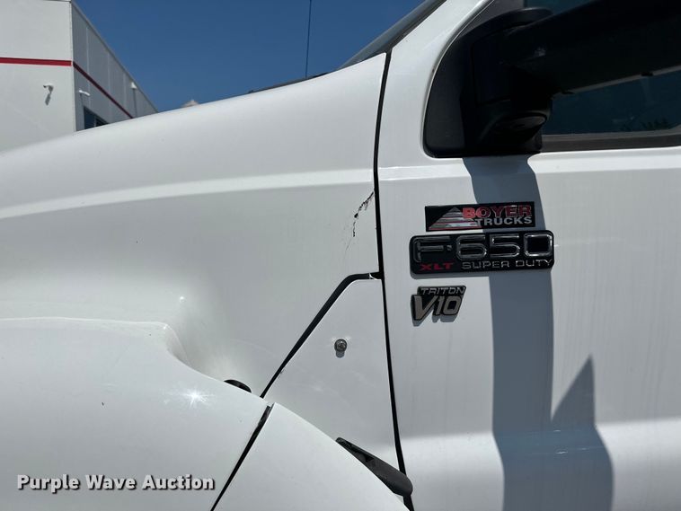 image for item LR9364 2015 Ford  F650 Super Duty box truck