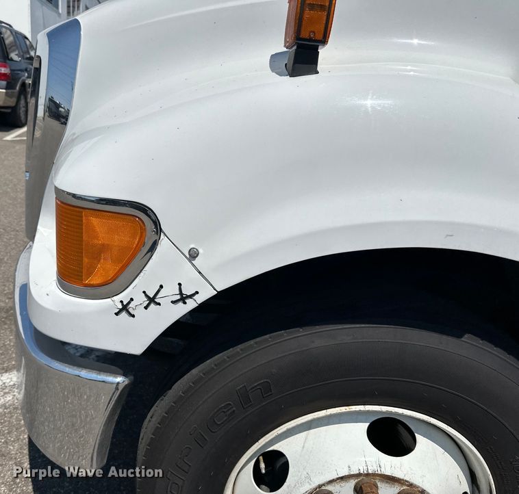 image for item LR9364 2015 Ford  F650 Super Duty box truck