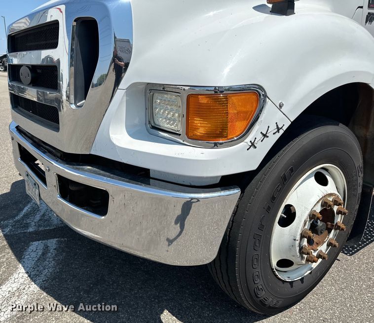 image for item LR9364 2015 Ford  F650 Super Duty box truck