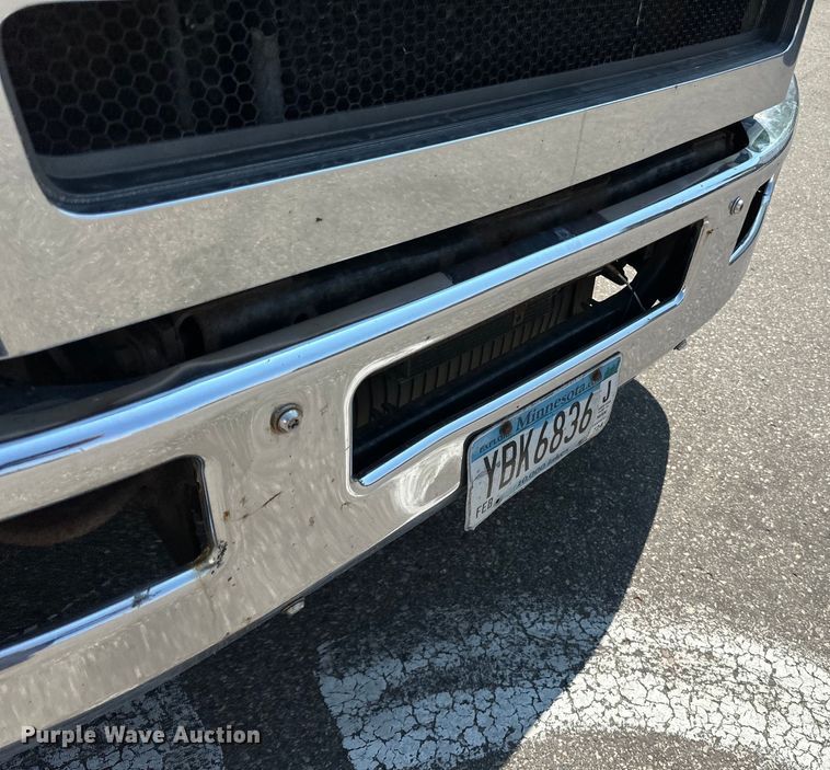 image for item LR9364 2015 Ford  F650 Super Duty box truck