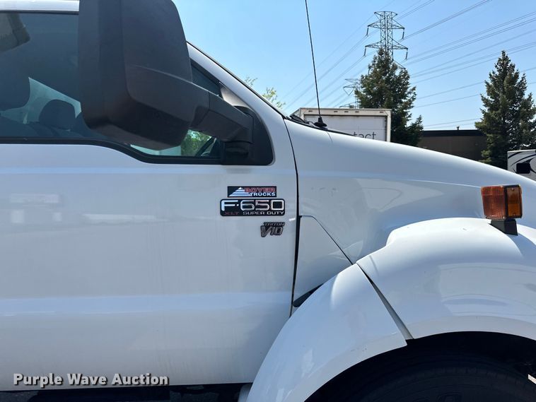 image for item LR9364 2015 Ford  F650 Super Duty box truck