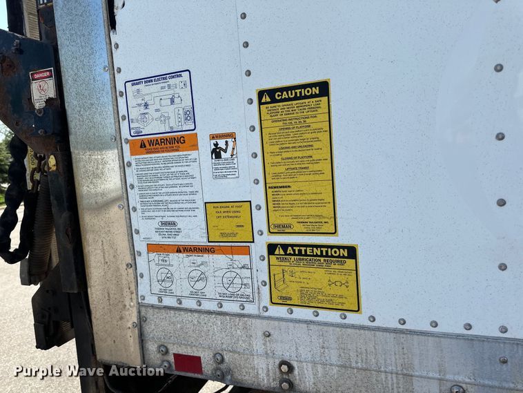 image for item LR9364 2015 Ford  F650 Super Duty box truck