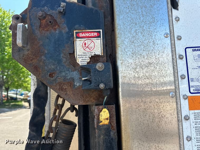 image for item LR9364 2015 Ford  F650 Super Duty box truck