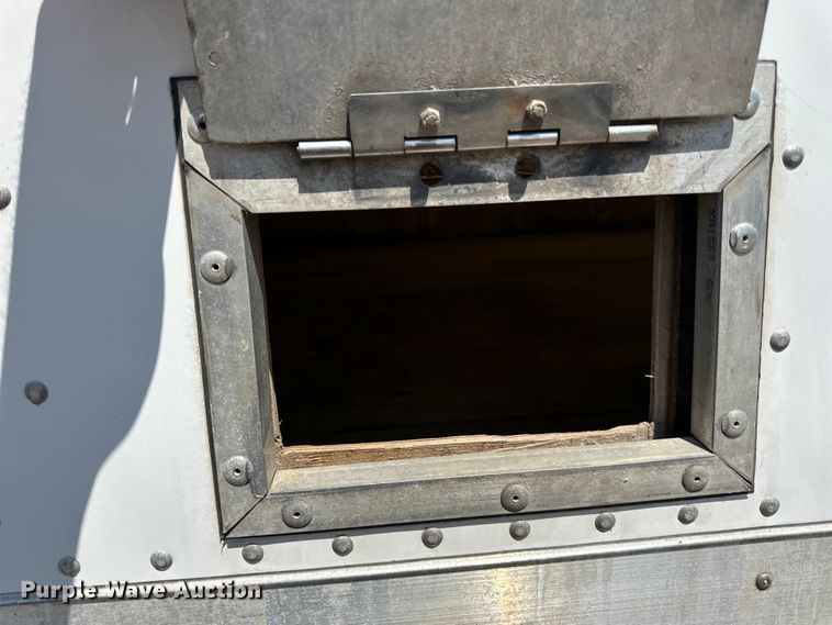 image for item LR9364 2015 Ford  F650 Super Duty box truck