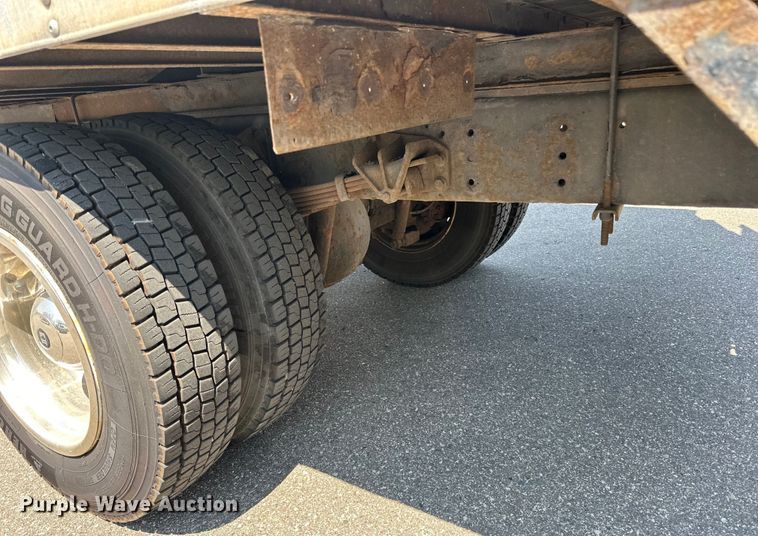 image for item LR9364 2015 Ford  F650 Super Duty box truck