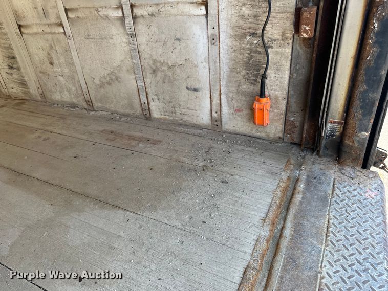 image for item LR9364 2015 Ford  F650 Super Duty box truck