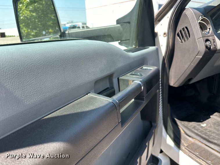 image for item LR9364 2015 Ford  F650 Super Duty box truck