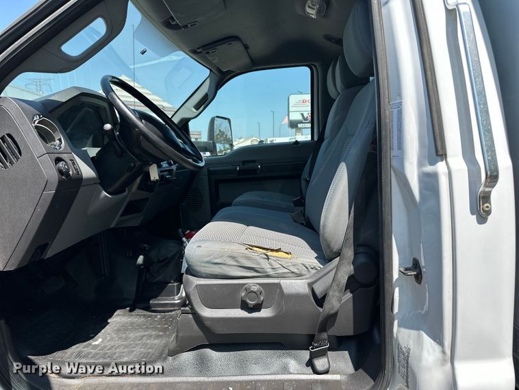 image for item LR9364 2015 Ford  F650 Super Duty box truck