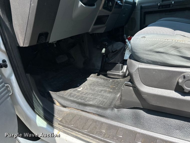 image for item LR9364 2015 Ford  F650 Super Duty box truck