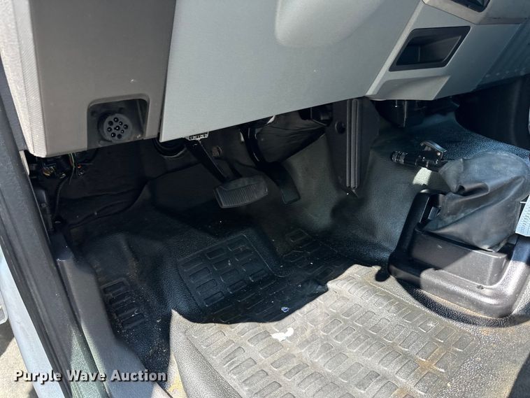 image for item LR9364 2015 Ford  F650 Super Duty box truck