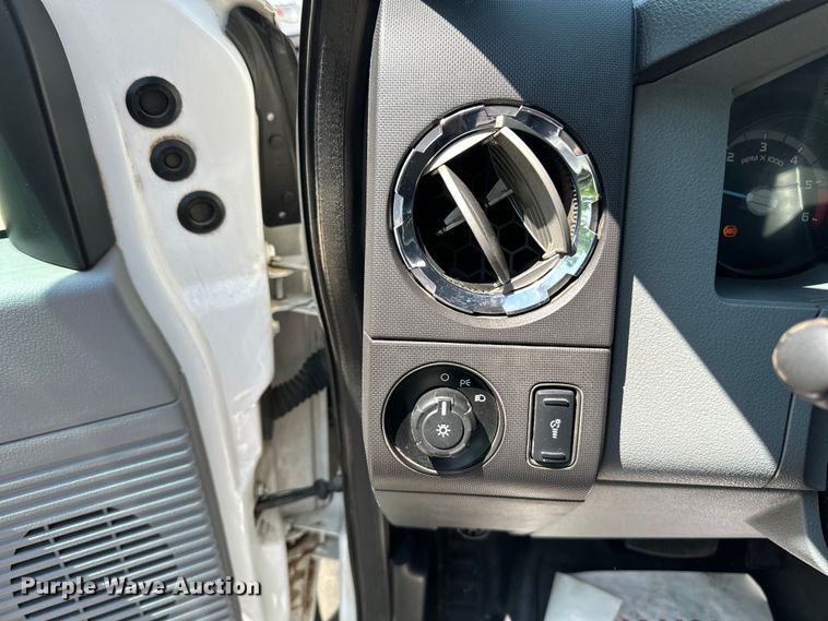 image for item LR9364 2015 Ford  F650 Super Duty box truck