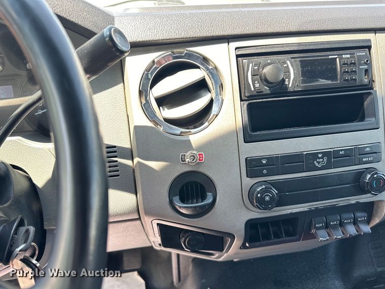 image for item LR9364 2015 Ford  F650 Super Duty box truck