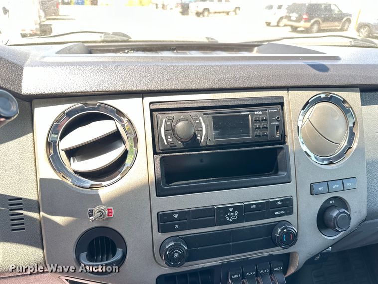 image for item LR9364 2015 Ford  F650 Super Duty box truck