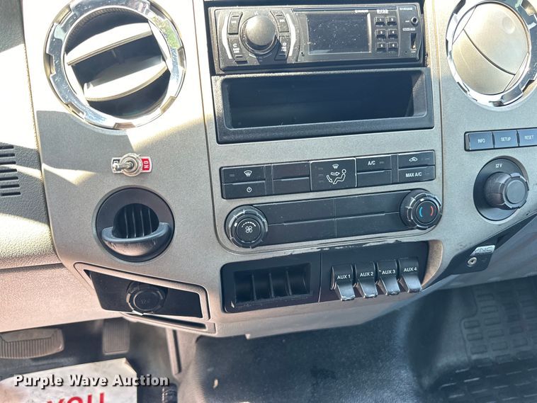 image for item LR9364 2015 Ford  F650 Super Duty box truck