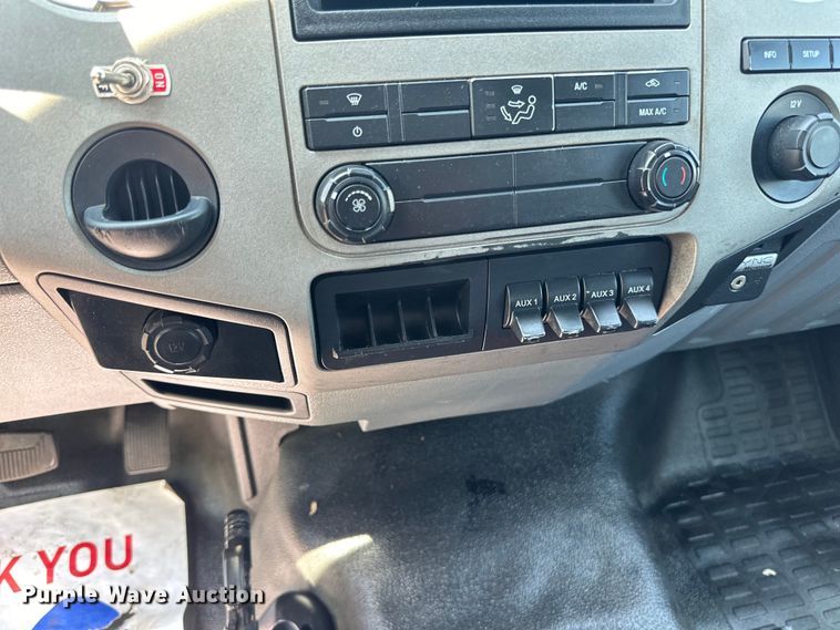 image for item LR9364 2015 Ford  F650 Super Duty box truck