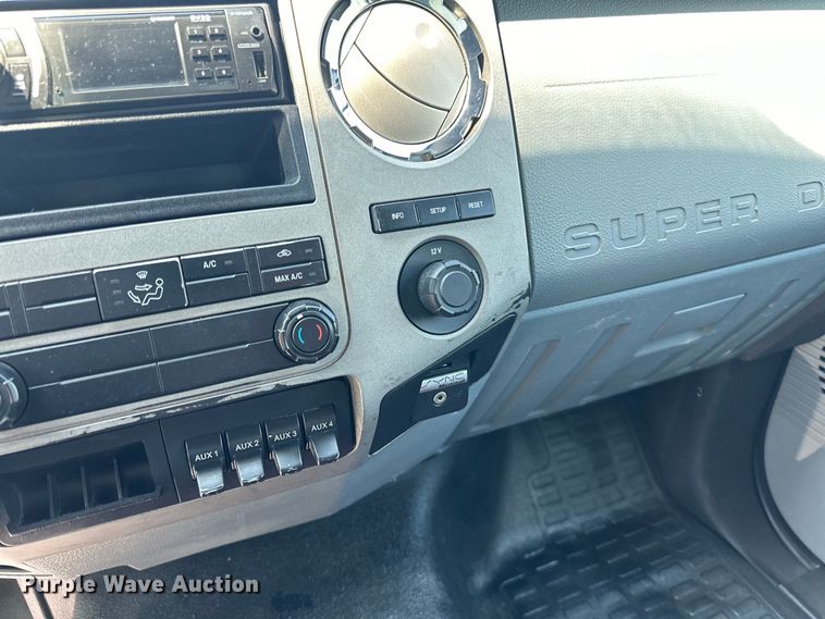 image for item LR9364 2015 Ford  F650 Super Duty box truck