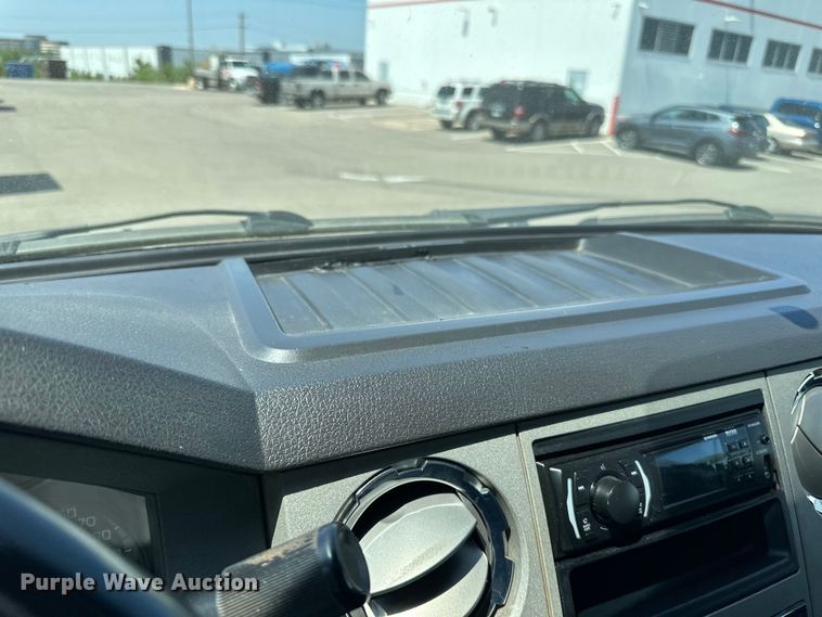 image for item LR9364 2015 Ford  F650 Super Duty box truck