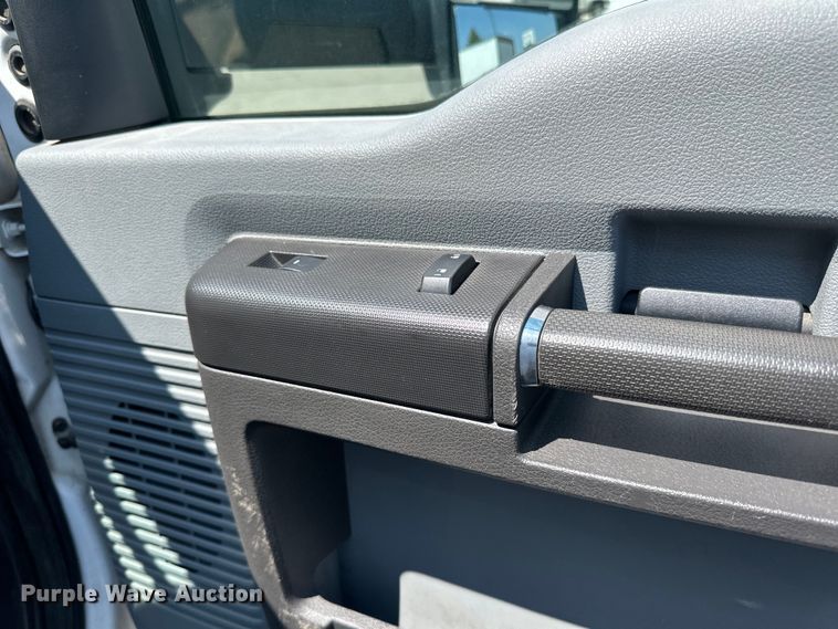 image for item LR9364 2015 Ford  F650 Super Duty box truck