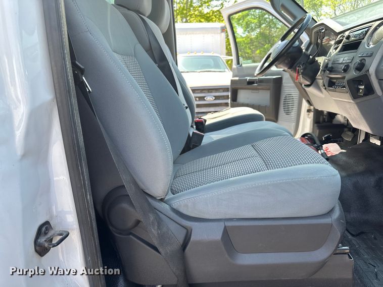 image for item LR9364 2015 Ford  F650 Super Duty box truck