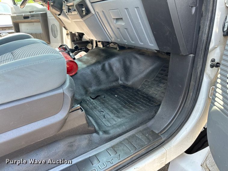 image for item LR9364 2015 Ford  F650 Super Duty box truck