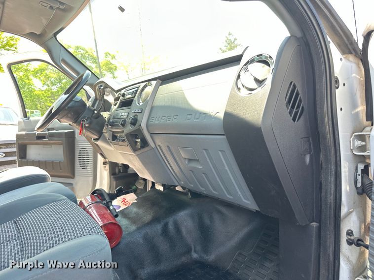 image for item LR9364 2015 Ford  F650 Super Duty box truck