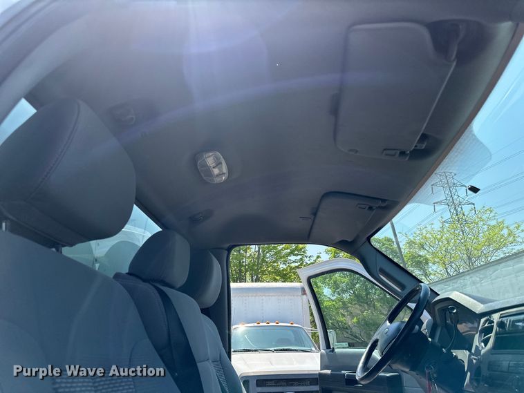 image for item LR9364 2015 Ford  F650 Super Duty box truck