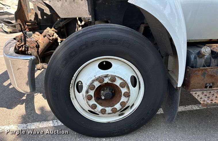 image for item LR9364 2015 Ford  F650 Super Duty box truck