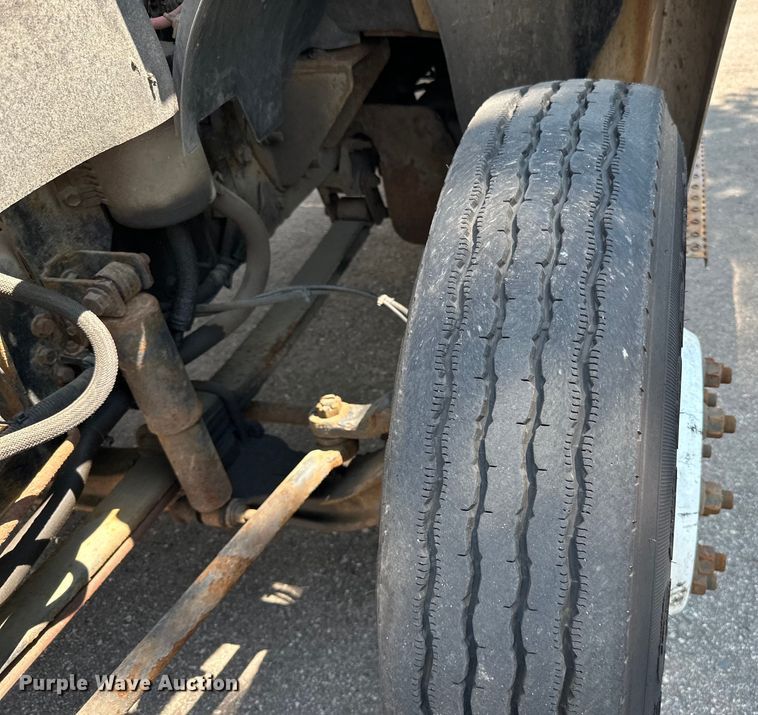 image for item LR9364 2015 Ford  F650 Super Duty box truck