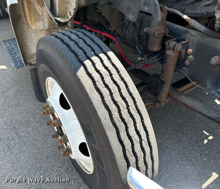 image for item LR9364 2015 Ford  F650 Super Duty box truck