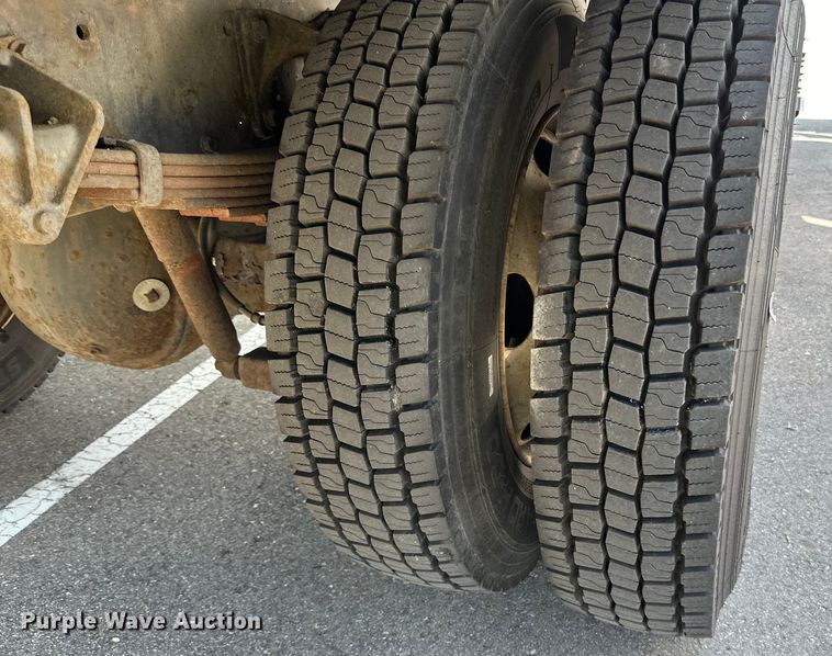 image for item LR9364 2015 Ford  F650 Super Duty box truck