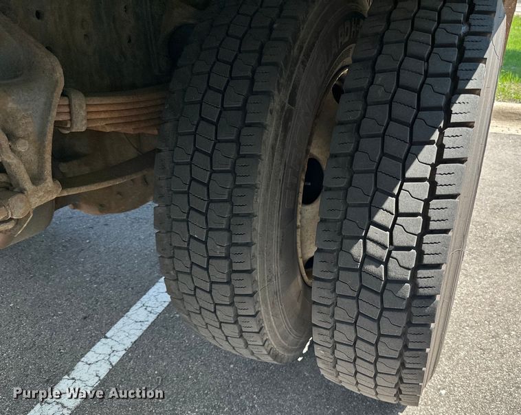 image for item LR9364 2015 Ford  F650 Super Duty box truck