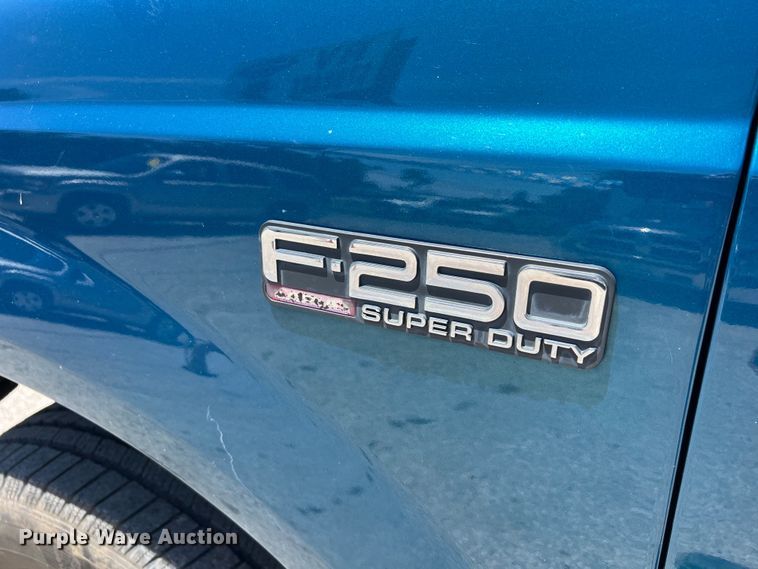 image for item LU9855 2000 Ford F-250 Super Duty Lariat Crew Cab pickup truck