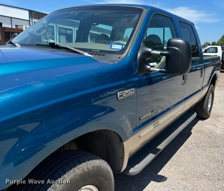 image for item LU9855 2000 Ford F-250 Super Duty Lariat Crew Cab pickup truck