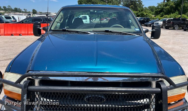 image for item LU9855 2000 Ford F-250 Super Duty Lariat Crew Cab pickup truck