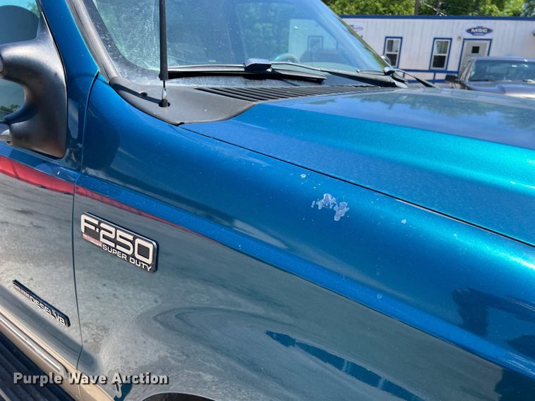 image for item LU9855 2000 Ford F-250 Super Duty Lariat Crew Cab pickup truck