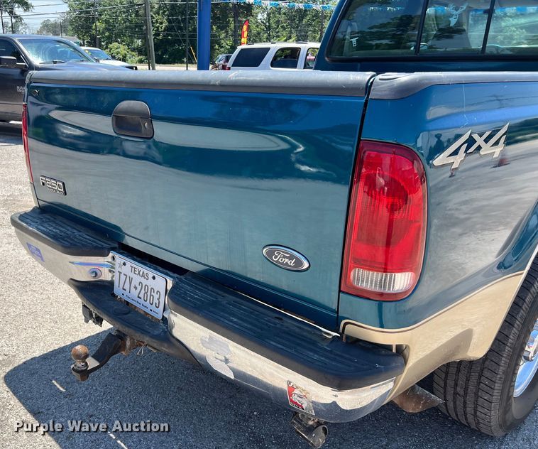 image for item LU9855 2000 Ford F-250 Super Duty Lariat Crew Cab pickup truck