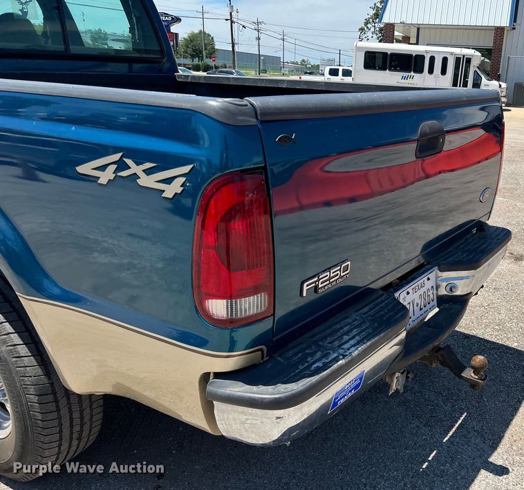 image for item LU9855 2000 Ford F-250 Super Duty Lariat Crew Cab pickup truck