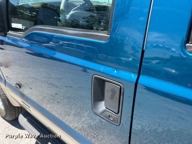 image for item LU9855 2000 Ford F-250 Super Duty Lariat Crew Cab pickup truck