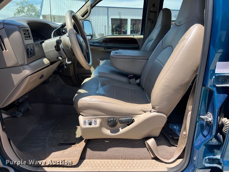 image for item LU9855 2000 Ford F-250 Super Duty Lariat Crew Cab pickup truck