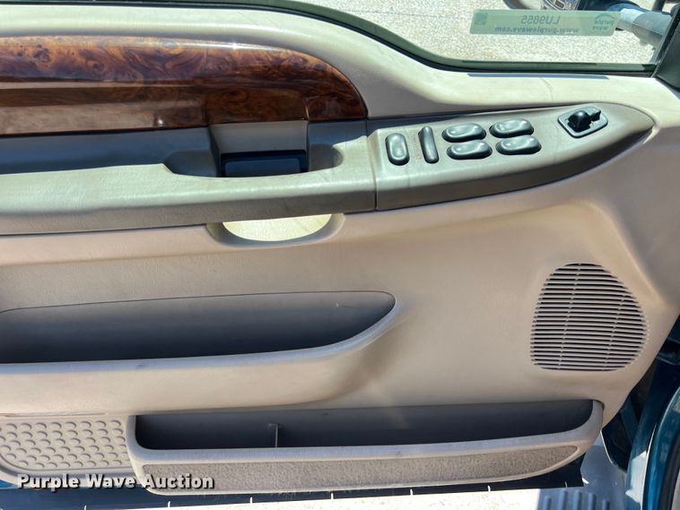 image for item LU9855 2000 Ford F-250 Super Duty Lariat Crew Cab pickup truck