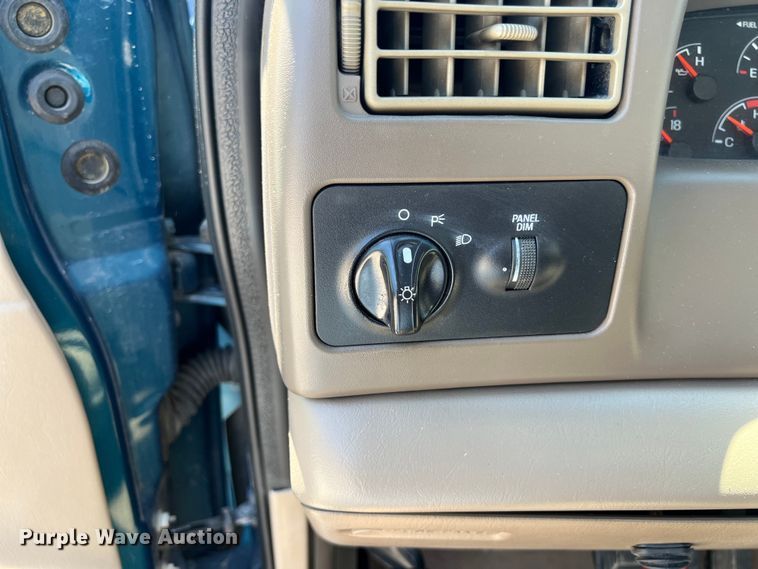 image for item LU9855 2000 Ford F-250 Super Duty Lariat Crew Cab pickup truck