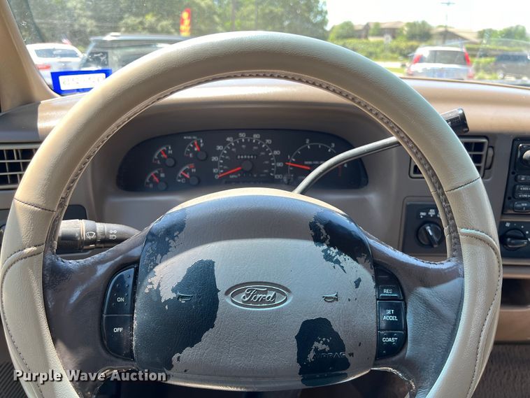 image for item LU9855 2000 Ford F-250 Super Duty Lariat Crew Cab pickup truck