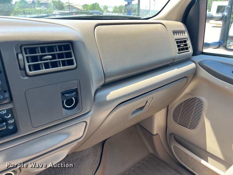 image for item LU9855 2000 Ford F-250 Super Duty Lariat Crew Cab pickup truck