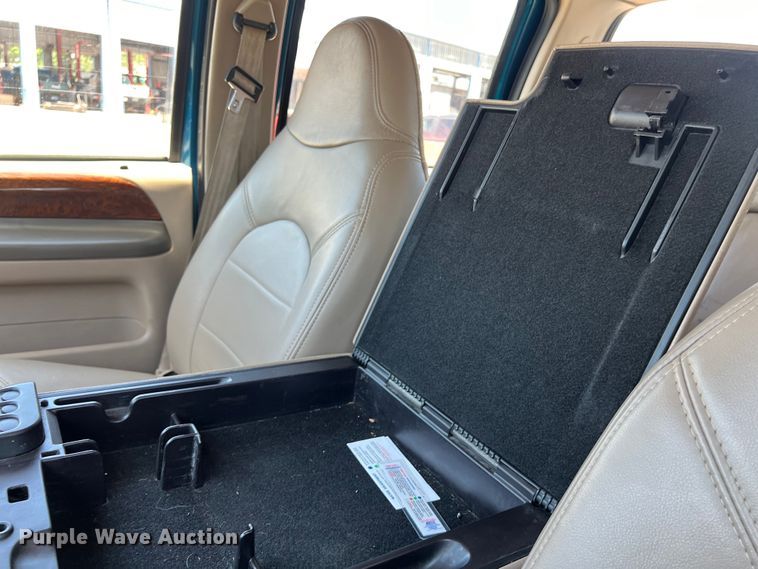 image for item LU9855 2000 Ford F-250 Super Duty Lariat Crew Cab pickup truck