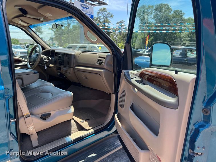 image for item LU9855 2000 Ford F-250 Super Duty Lariat Crew Cab pickup truck