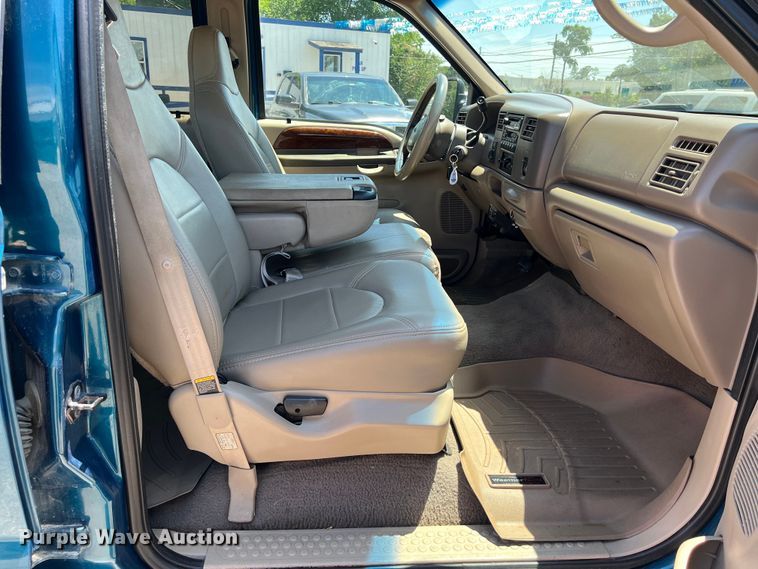 image for item LU9855 2000 Ford F-250 Super Duty Lariat Crew Cab pickup truck