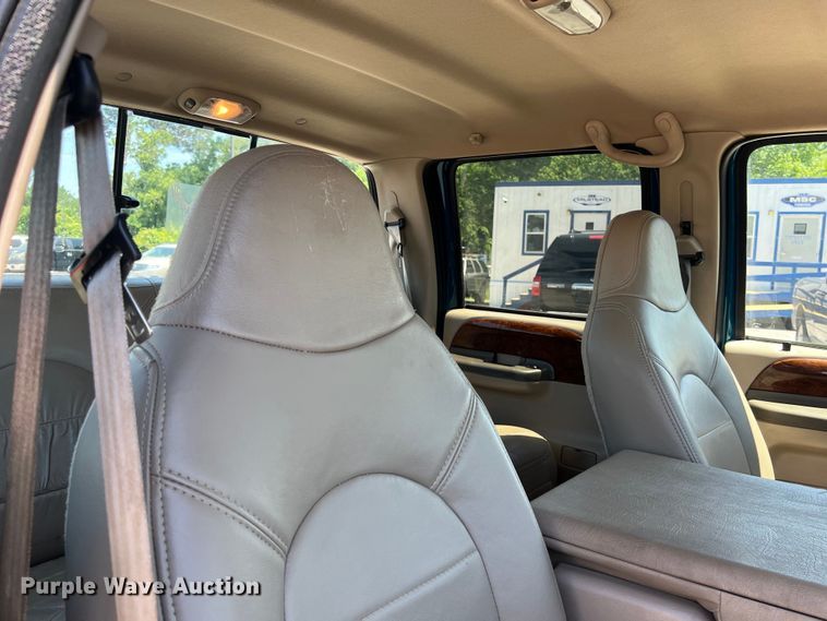 image for item LU9855 2000 Ford F-250 Super Duty Lariat Crew Cab pickup truck